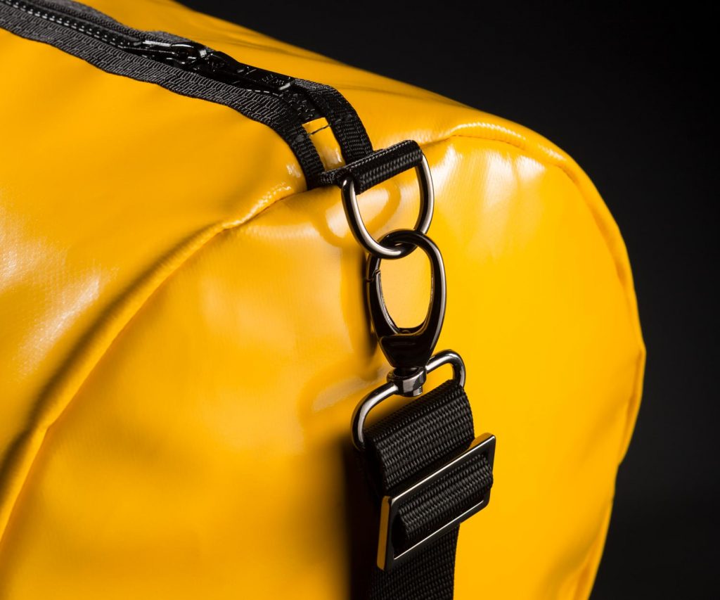 Breitkreuz Sporttasche aus gelbem Planenstoff Detailansicht