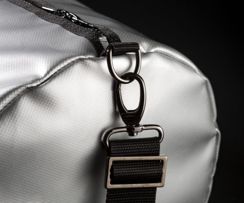 Breitkreuz Sporttasche aus silberner Plane Detailansicht