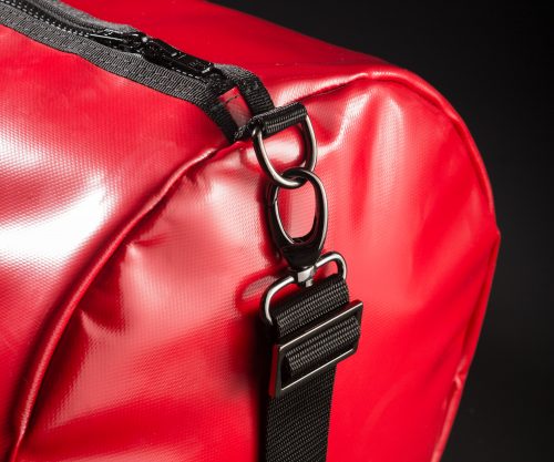 Breitkreuz Sporttasche aus rotem Planenstoff Detailansicht